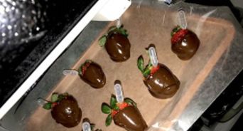 Make Alcohol‐Infused Chocolate‐Covered Strawberries