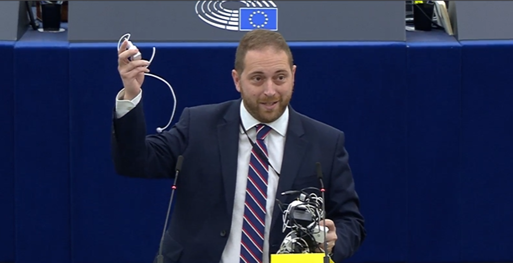 Agius Saliba Alex, Rapporteur of the EU holds up a USB-C charger