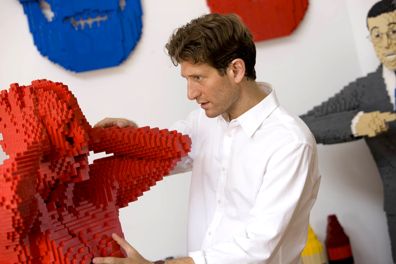 Nathan Sawaya (Image via brickartist.com)