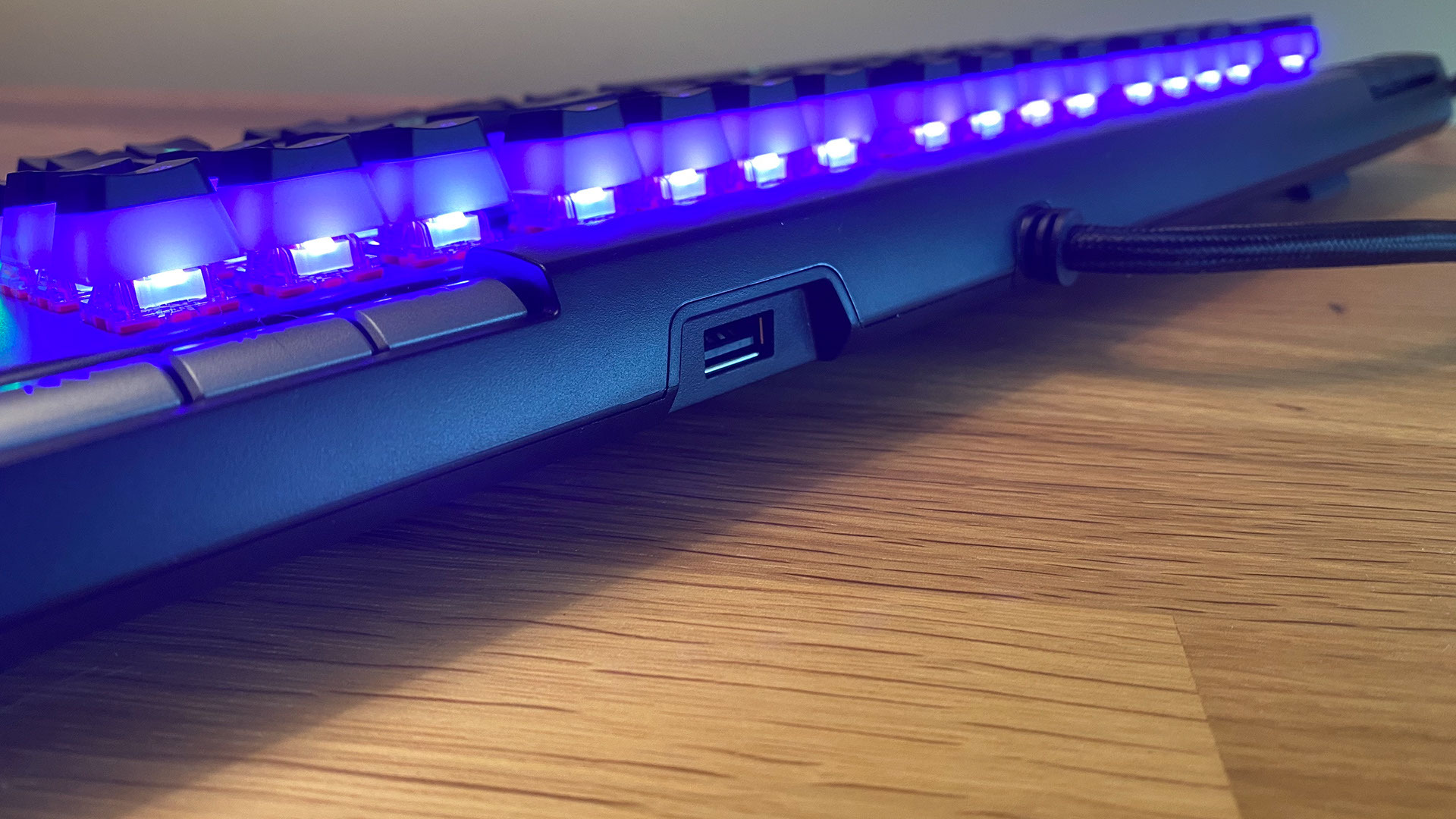 HyperX Alloy Elite 2 USB pass-through