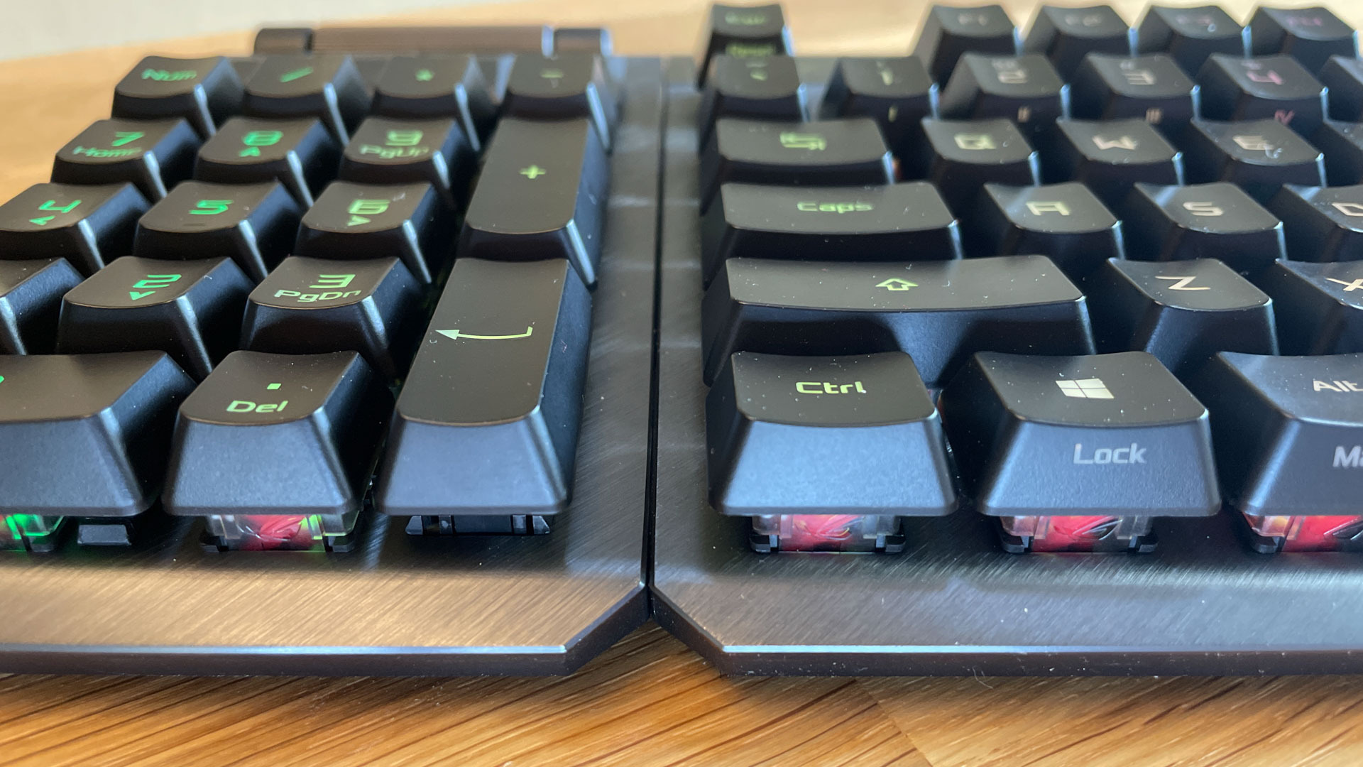 Asus ROG Claymore II Wireless Keyboard seam lefty