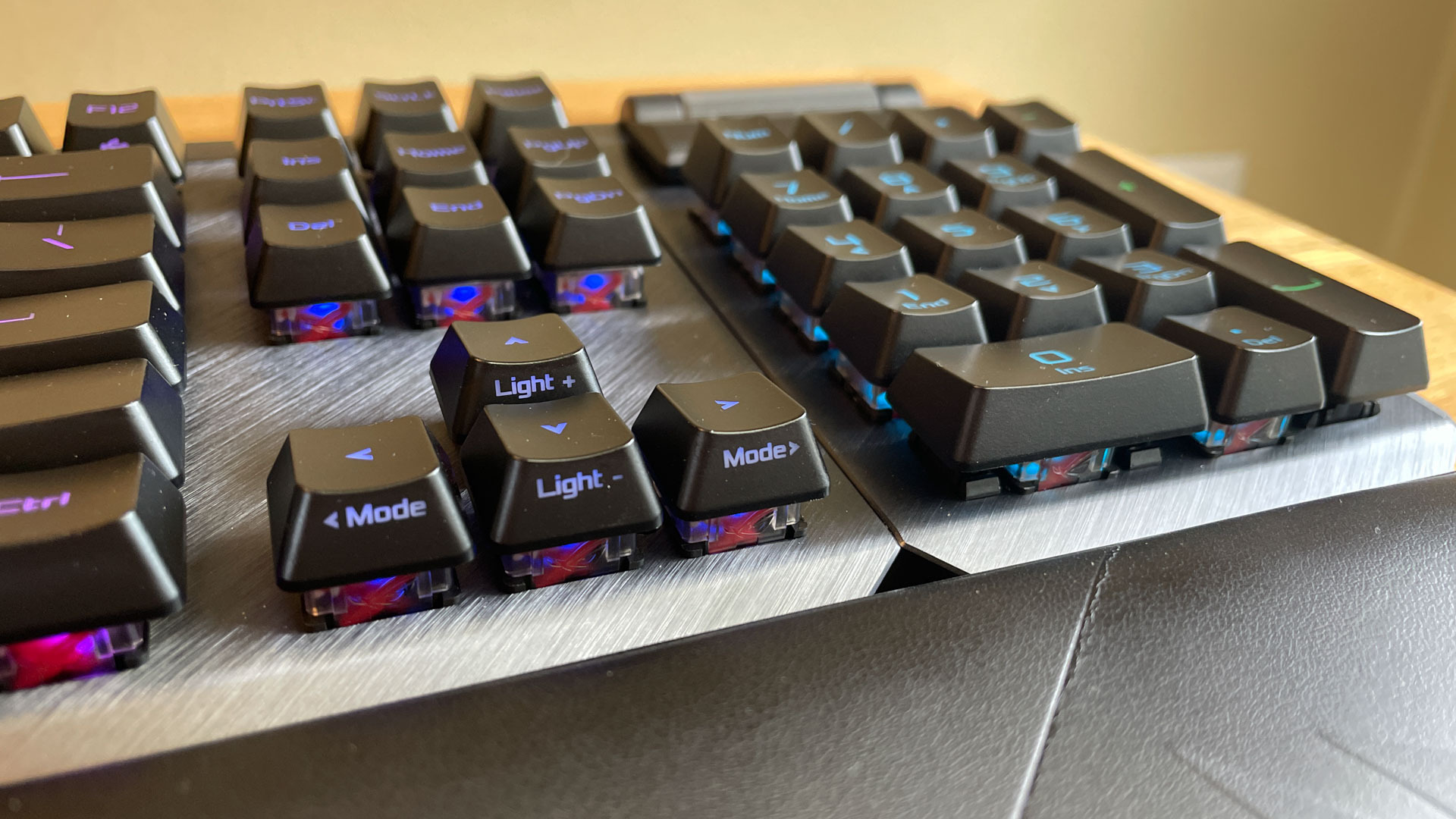 Asus ROG Claymore II Wireless Keyboard numpad on right