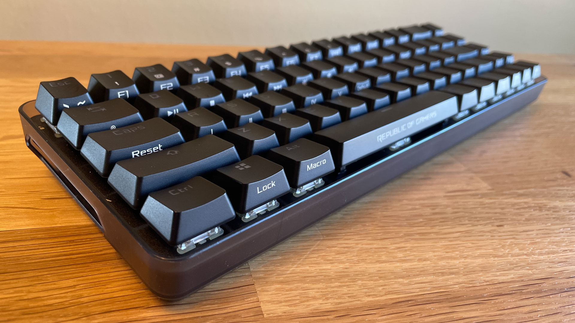 Asus ROG Falchion cover base