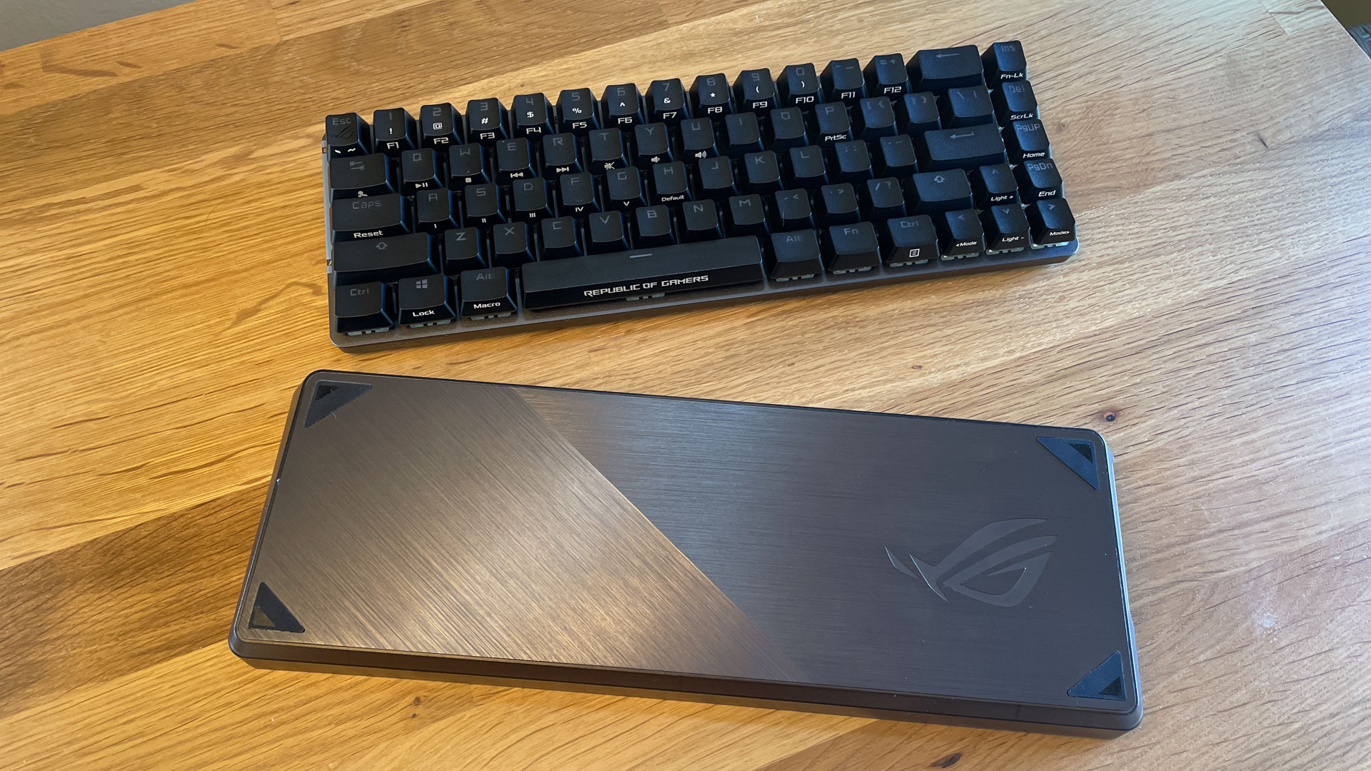 Asus ROG Falchion cover off