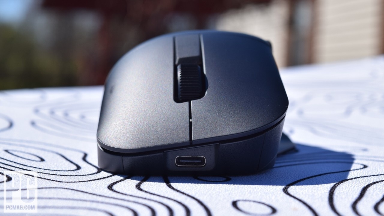 Asus ProArt Mouse MD300 front USB port