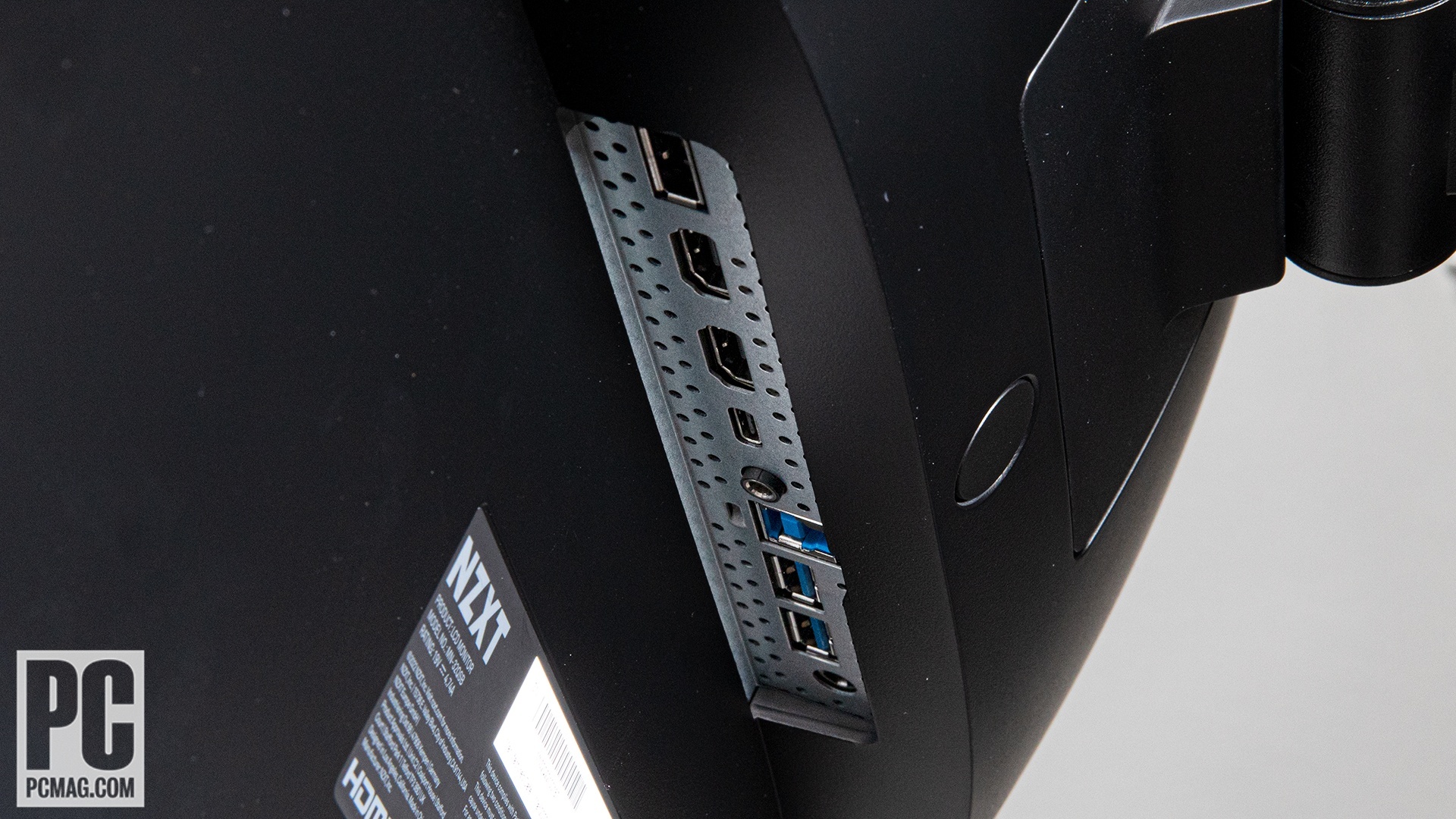 NZXT Canvas 32Q Curved USB hub