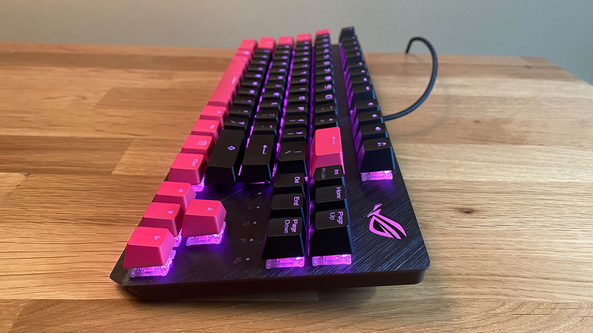 Asus ROG Strix Scope TKL side view