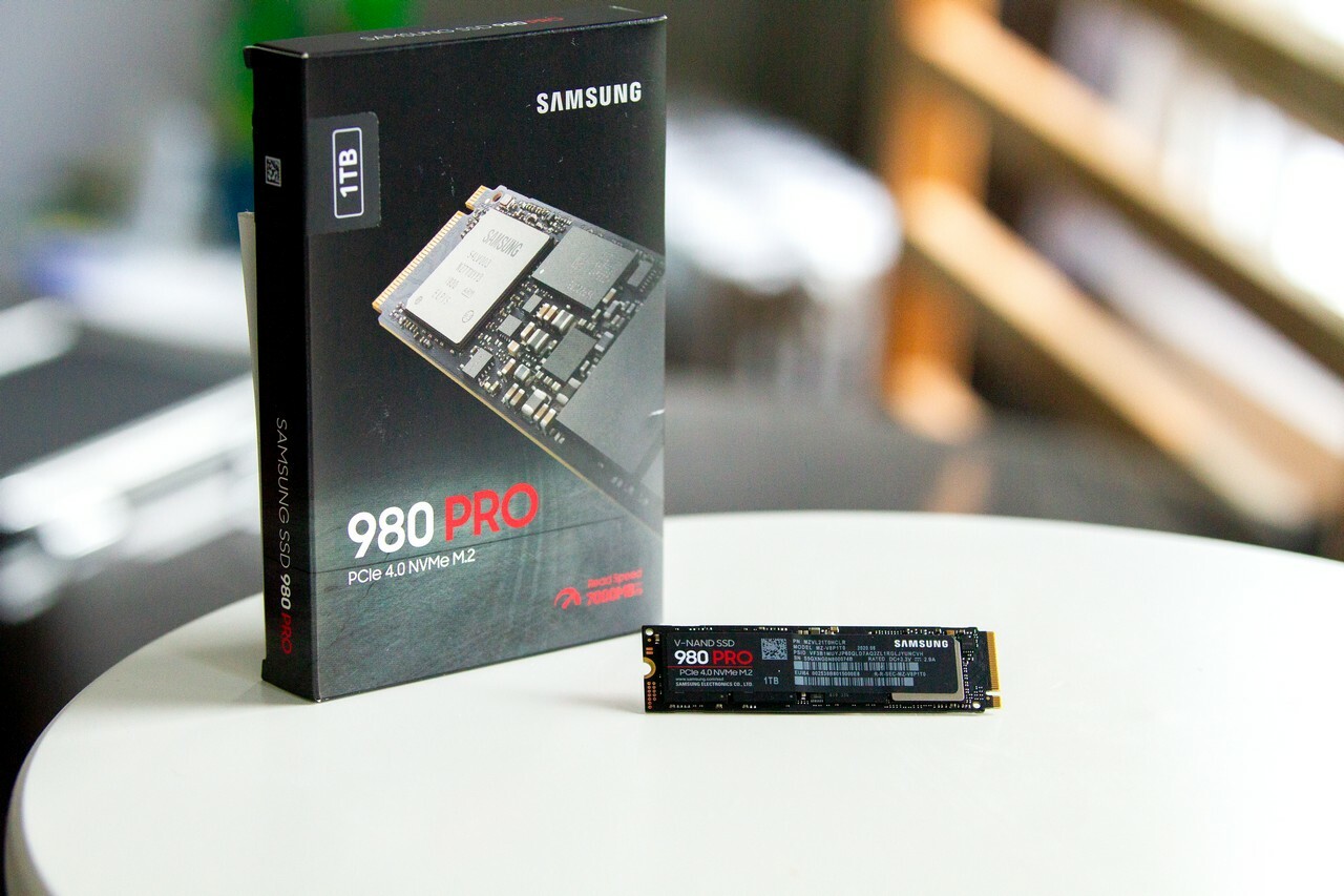 Samsung SSD 980 Pro (Box and SSD Lower Angle)