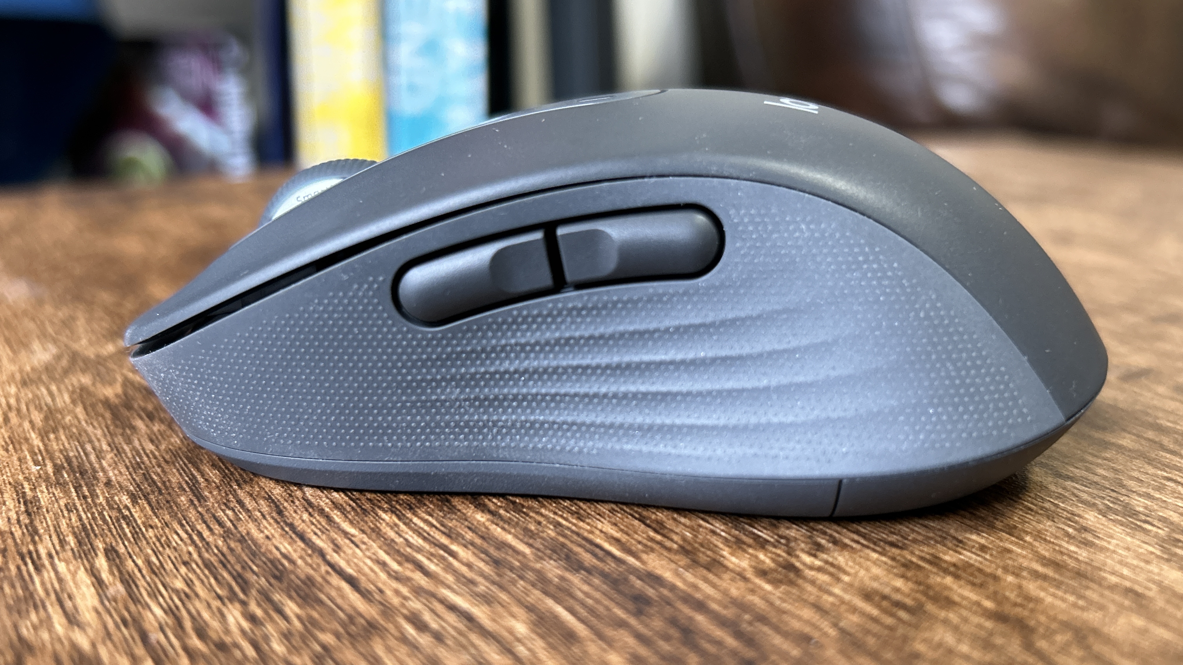 Logitech Signature M650 side view