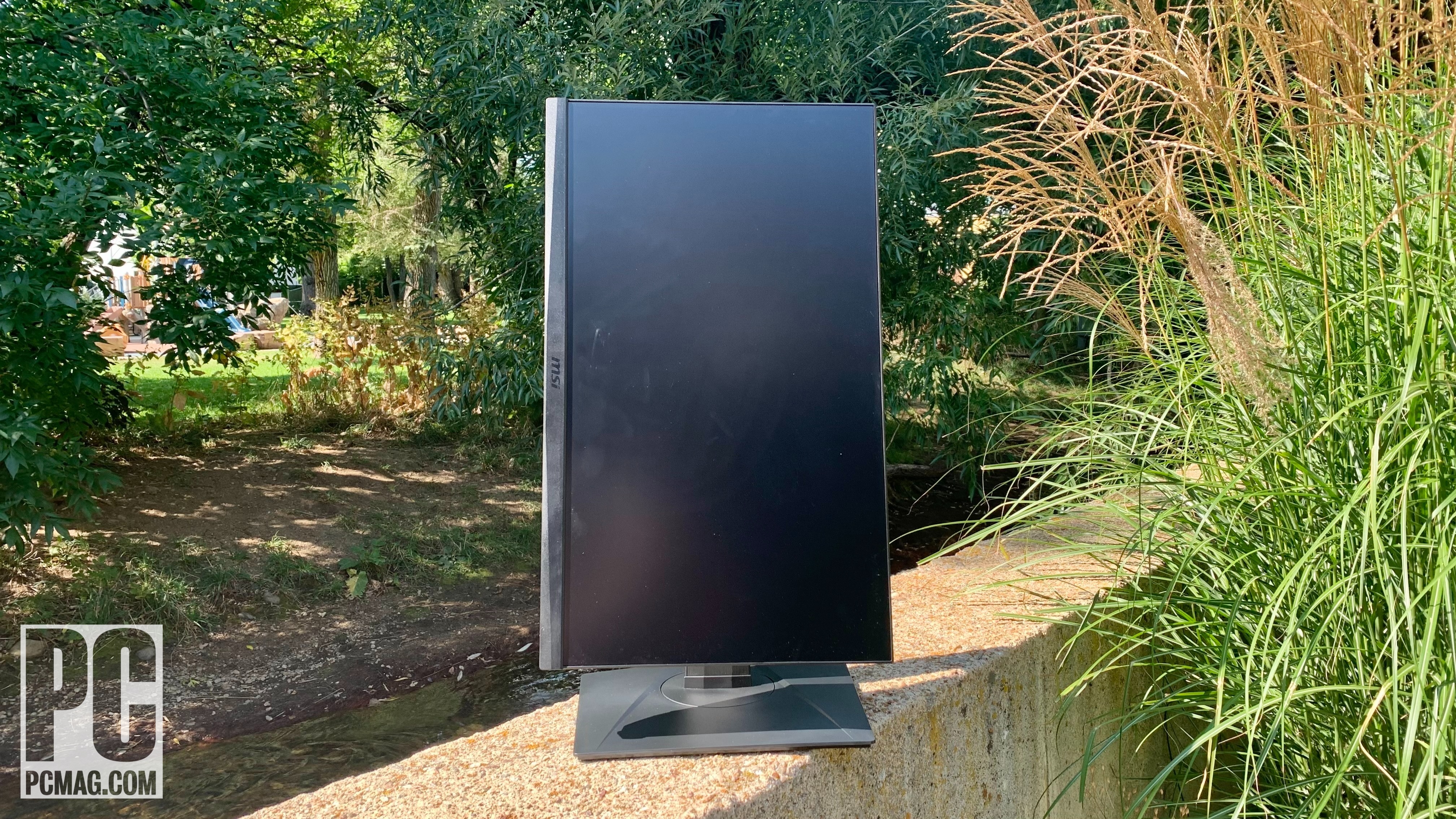 MSI Oculux NXG253R in portrait mode