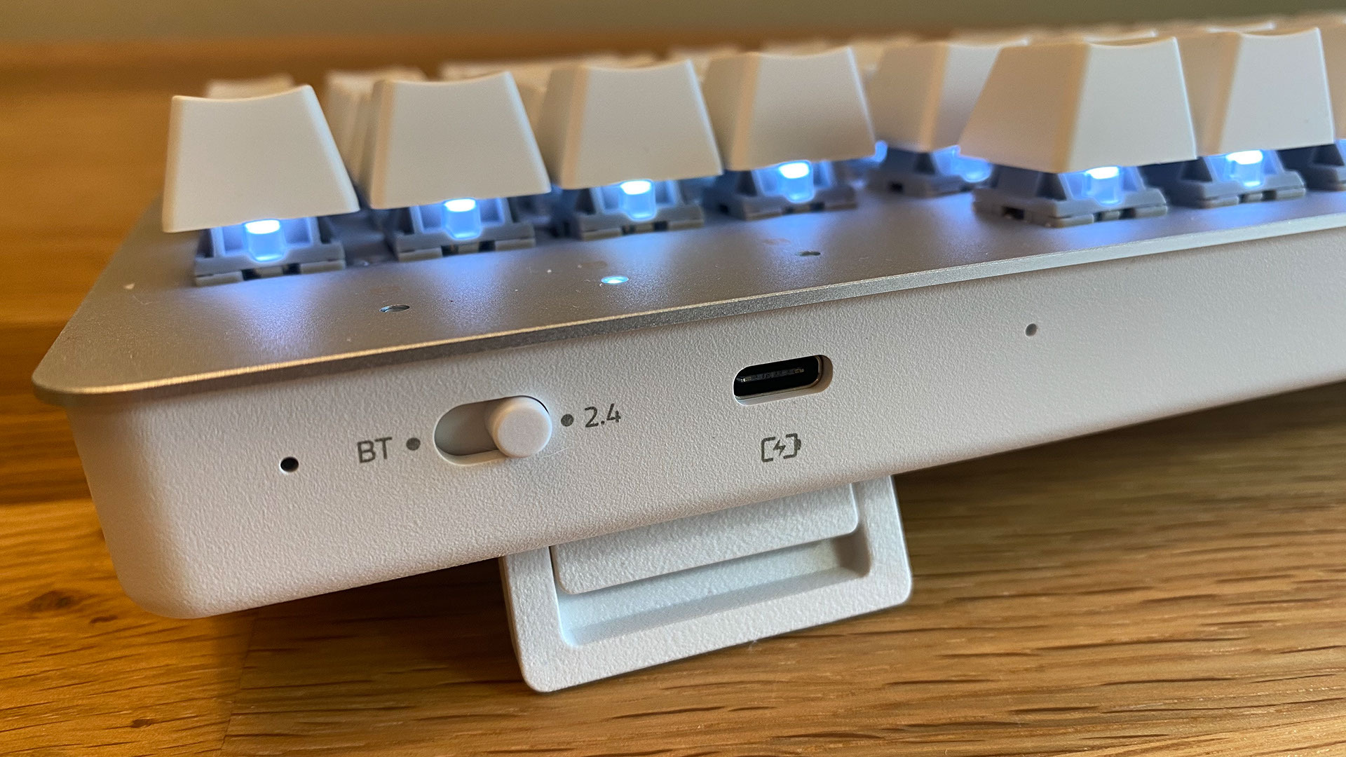 Razer Pro Type Wireless Mechanical Keyboard ports