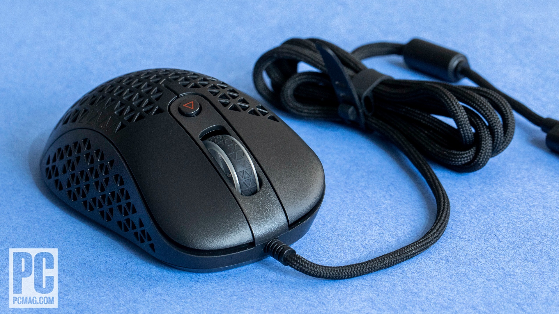 The XPG Slingshot mouse and it's attached usb cable