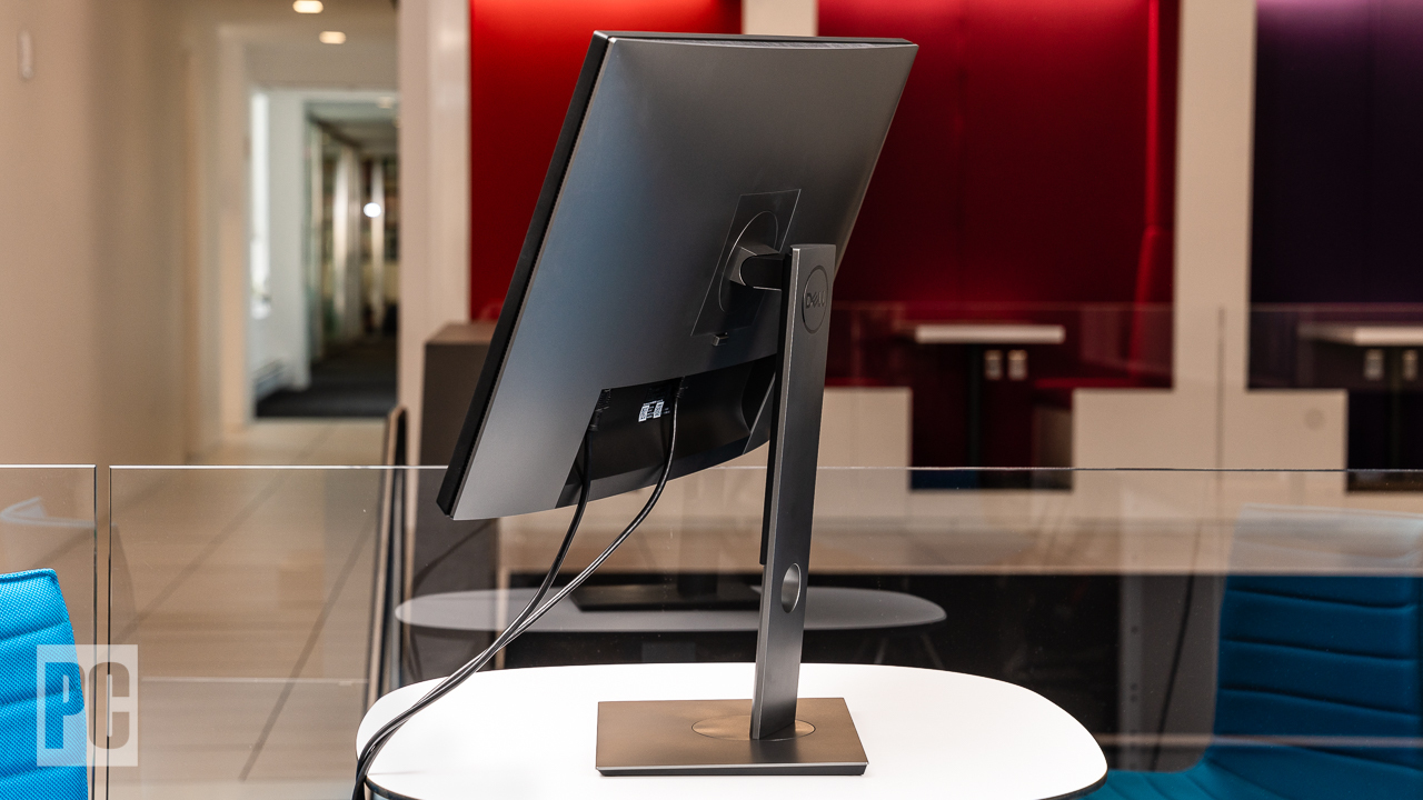 Dell UltraSharp 27 4K PremierColor (UP2720Q) angle view