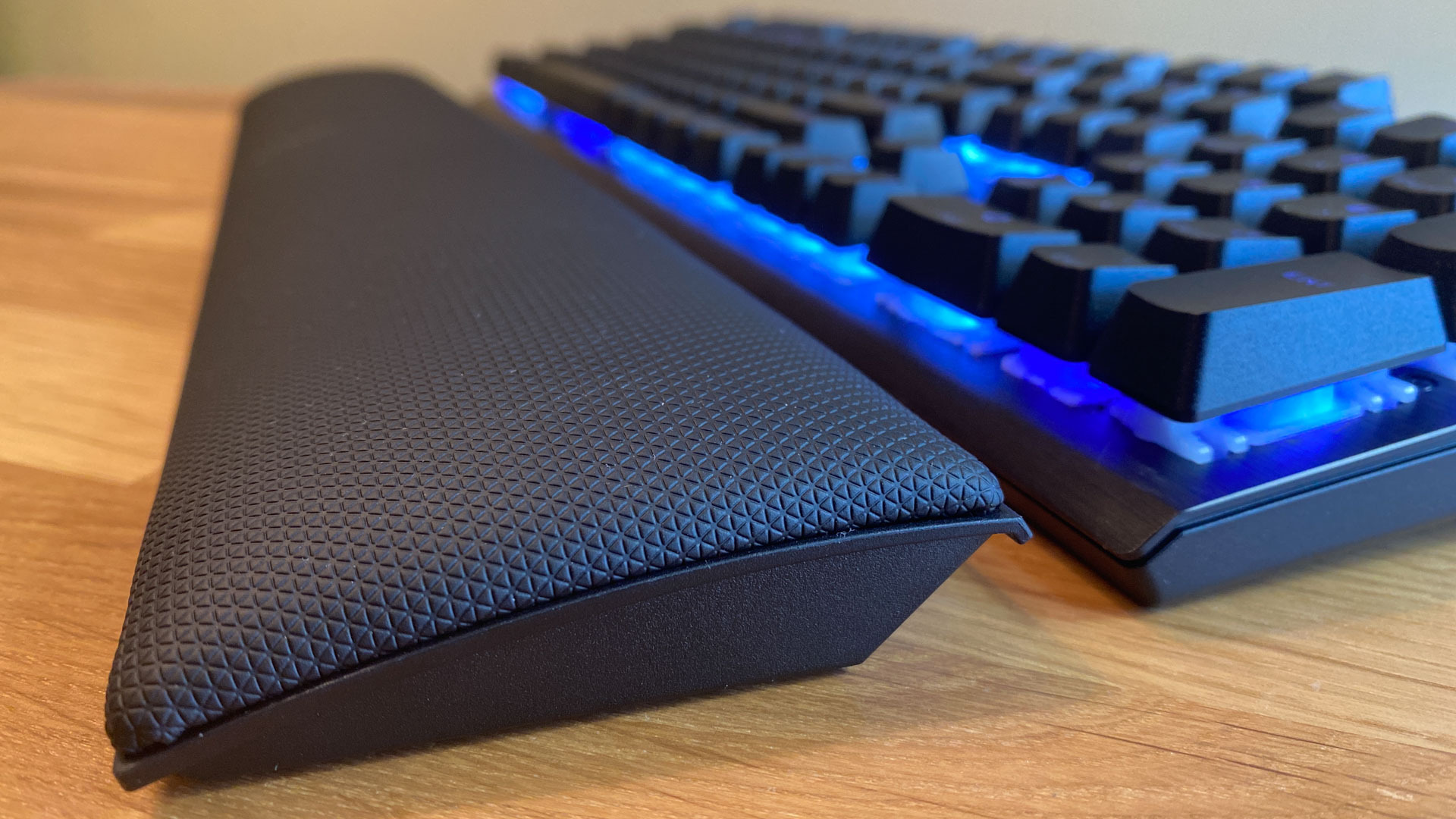 Corsair K60 RGB Pro SE wrist rest