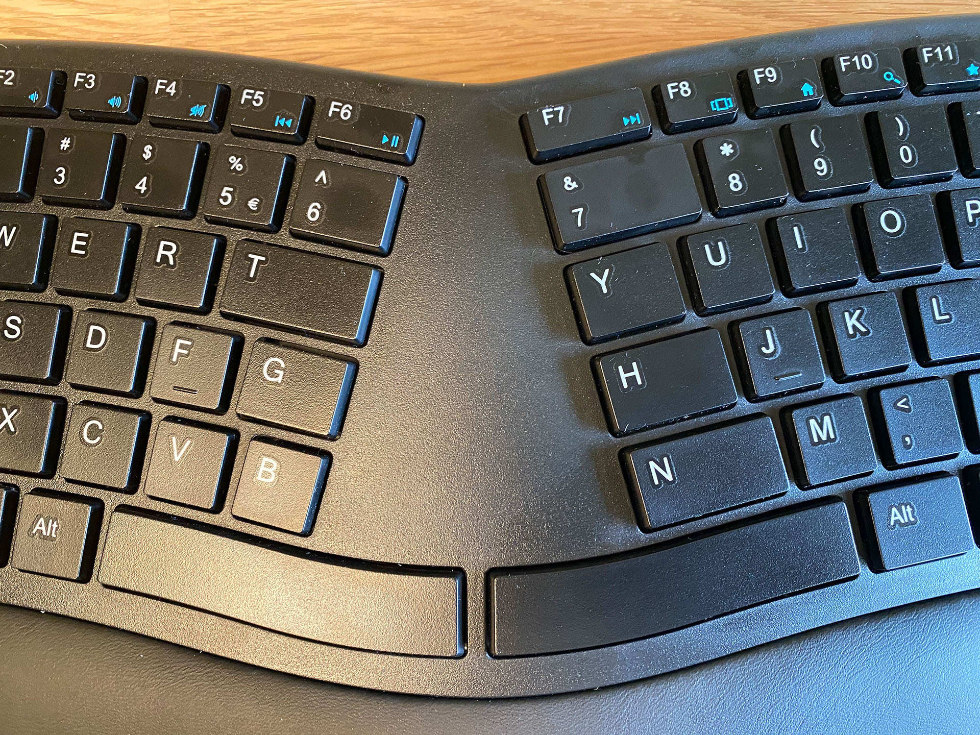 Kensington Pro Fit Ergo Wireless Keyboard middle gap