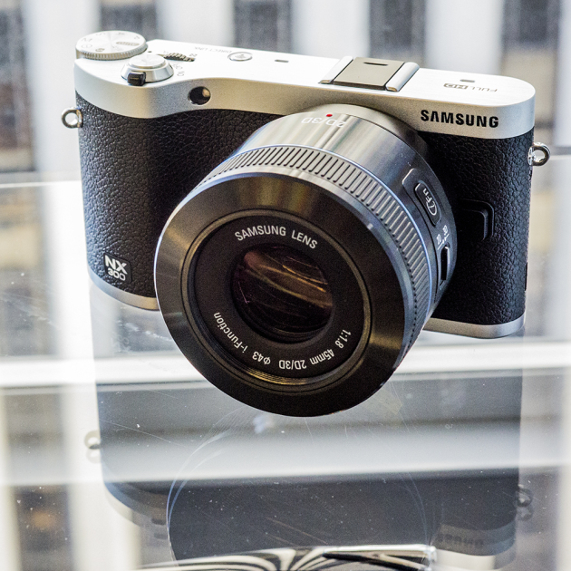 Samsung’s NX300 Fuses Retro Styling and Modern Technology