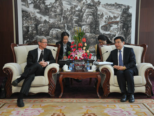 Apple’s Tim Cook Visits China, Meets Gov’t Officials