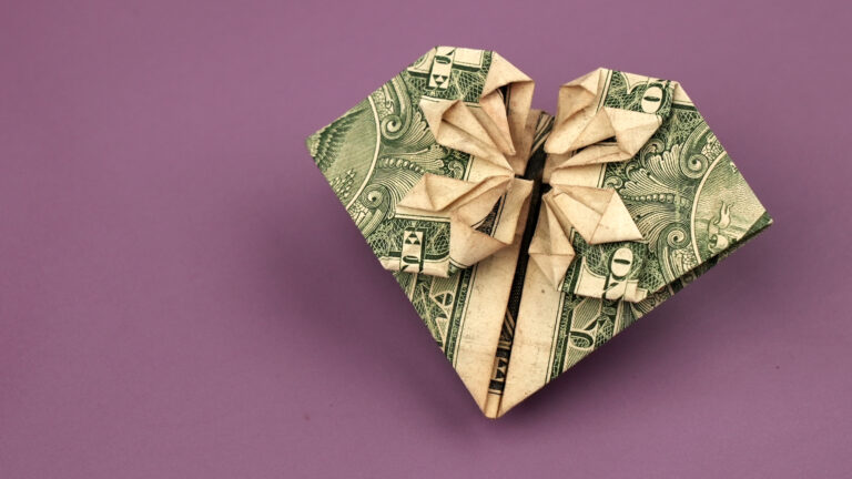 How to : How to Fold a Dollar Into a Heart