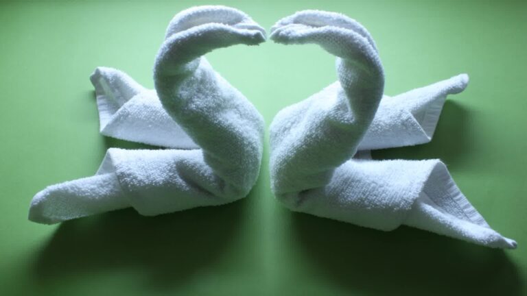 How to : How to Fold a Towel Swan