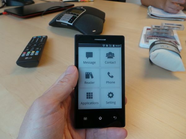 Hands On With the Onyx Boox E-Ink Smartphone