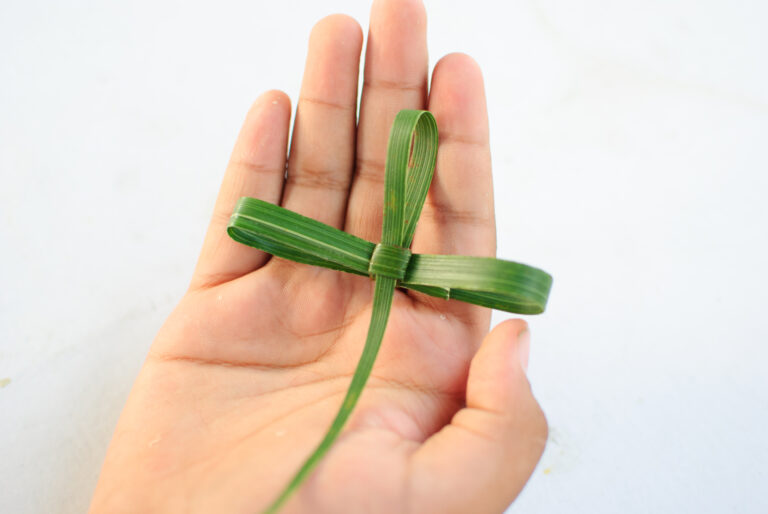 How to : How to Make a Palm Frond Cross