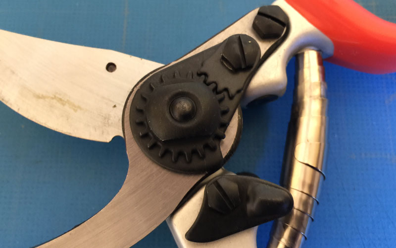 AM Leonard Bypass Pruner adjustment mechanism