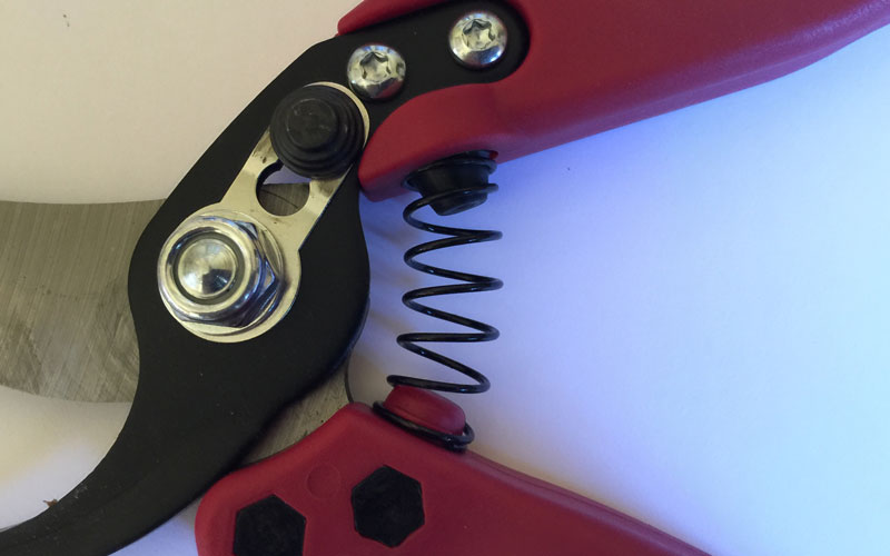 helix or coil spring on bypass pruner