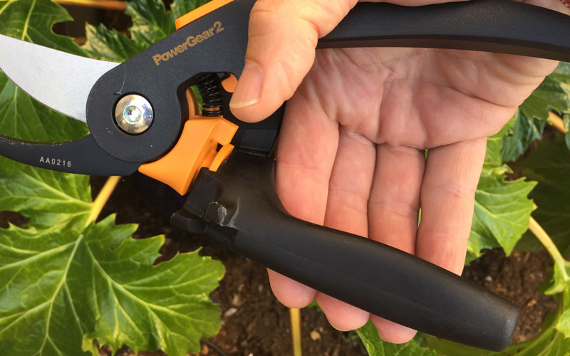 Fiskars-PowerGear2-handles-too-far-apart