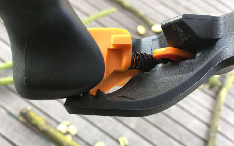 Fiskars-PowerGear2-no-gears-to-finish-cut