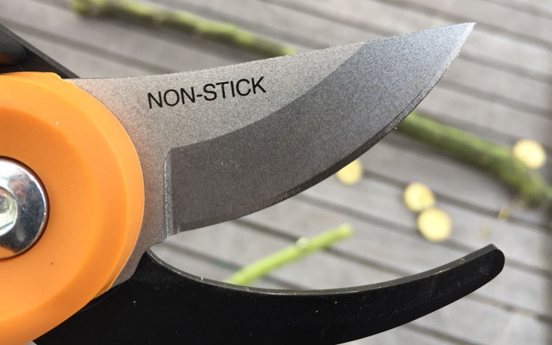 Fiskars-PowerGear2-non-stick-coating