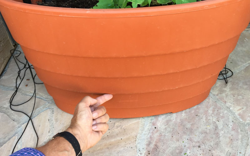 Gardeners Revolution classic vine planter water leak area