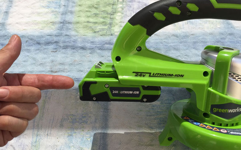 Greenworks-24-Volt-Sweeper-inserting-battery
