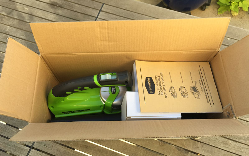 Greenworks-24-Volt-Sweeper-packaging-1