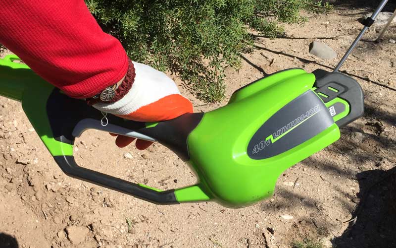 greenworks-chainsaw-pole-pruner-battery-inserted-into-handle