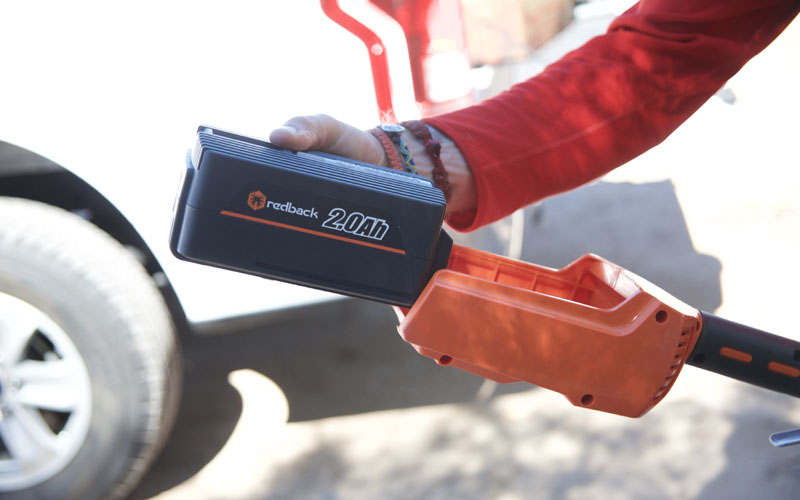 Redback Chainsaw Pole Pruner intalling battery