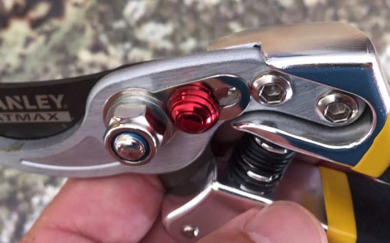 Stanley-FATMAX-locking-button