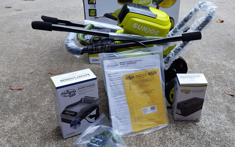 Sunjoe Cultivator laying out the contents