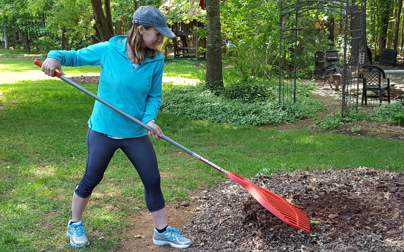 Using Corona BigLOAD leaf rake