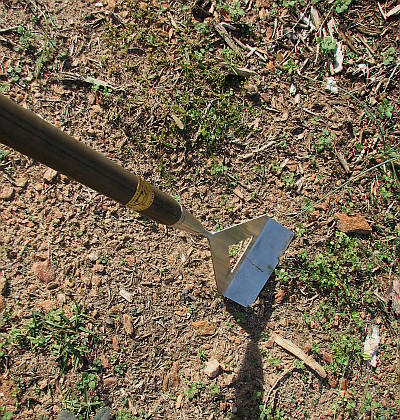 Place the lower end of the blade flat on the ground.