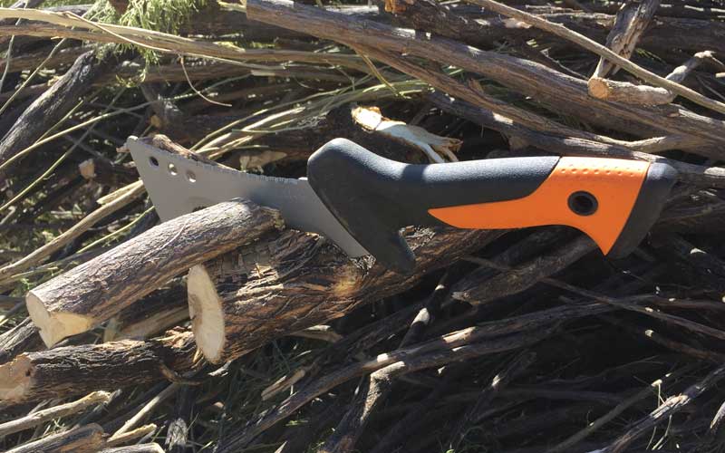 Fiskars-Billhook-chopping-through-limb