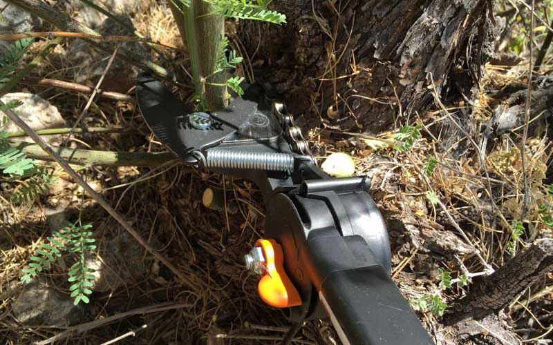 Cutting in dense brush, with the old style quick-link chain link met with problems.