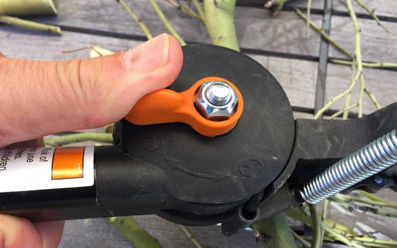 The cutting head locking mechanism was extremely well designed. It never loosened up, even when pruning in the densest of pruning areas.