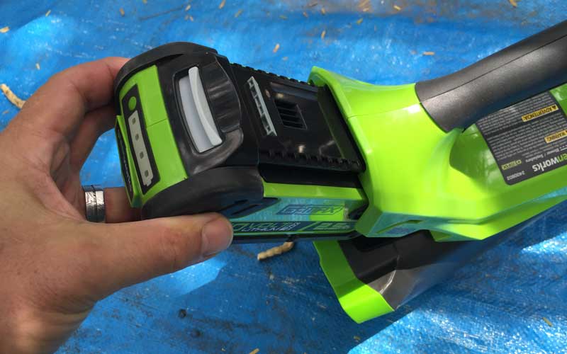 Greenworks-40V-Cordless-Blower-inserting-battery-pack