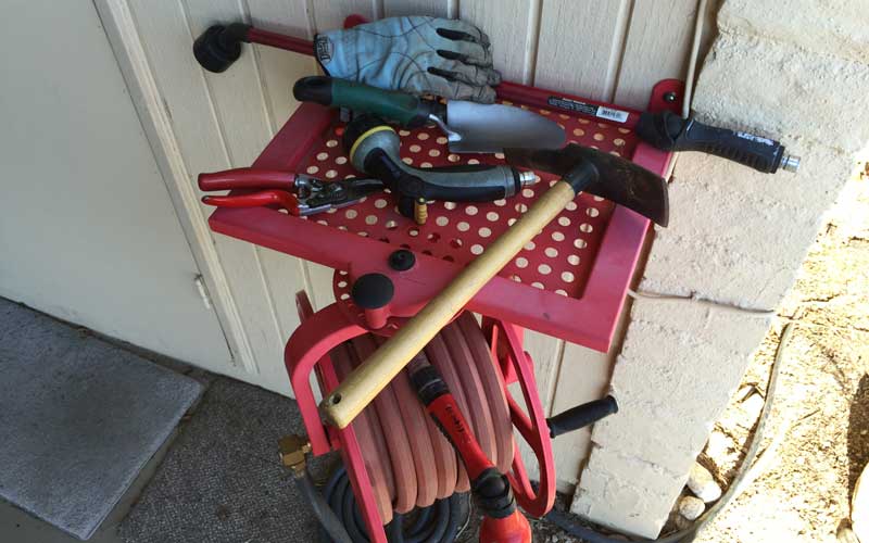 There’s plenty of space to store gardening items on the tray over the hose reel