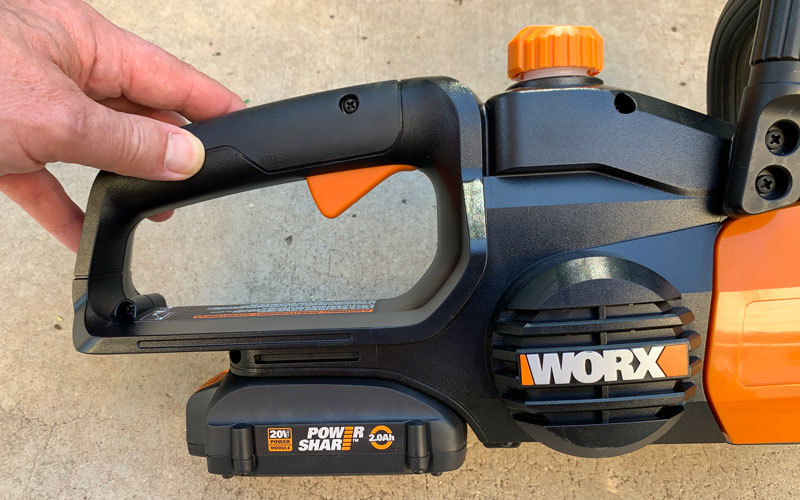 WORX-Cordless-Pole-Chainsaw-ergonomics