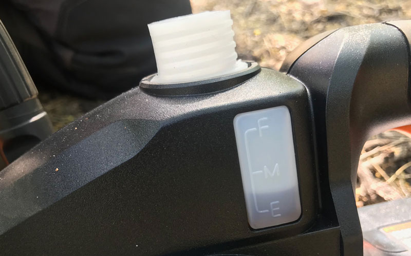 WORX-Cordless-Pole-Chainsaw-oil-reservoir